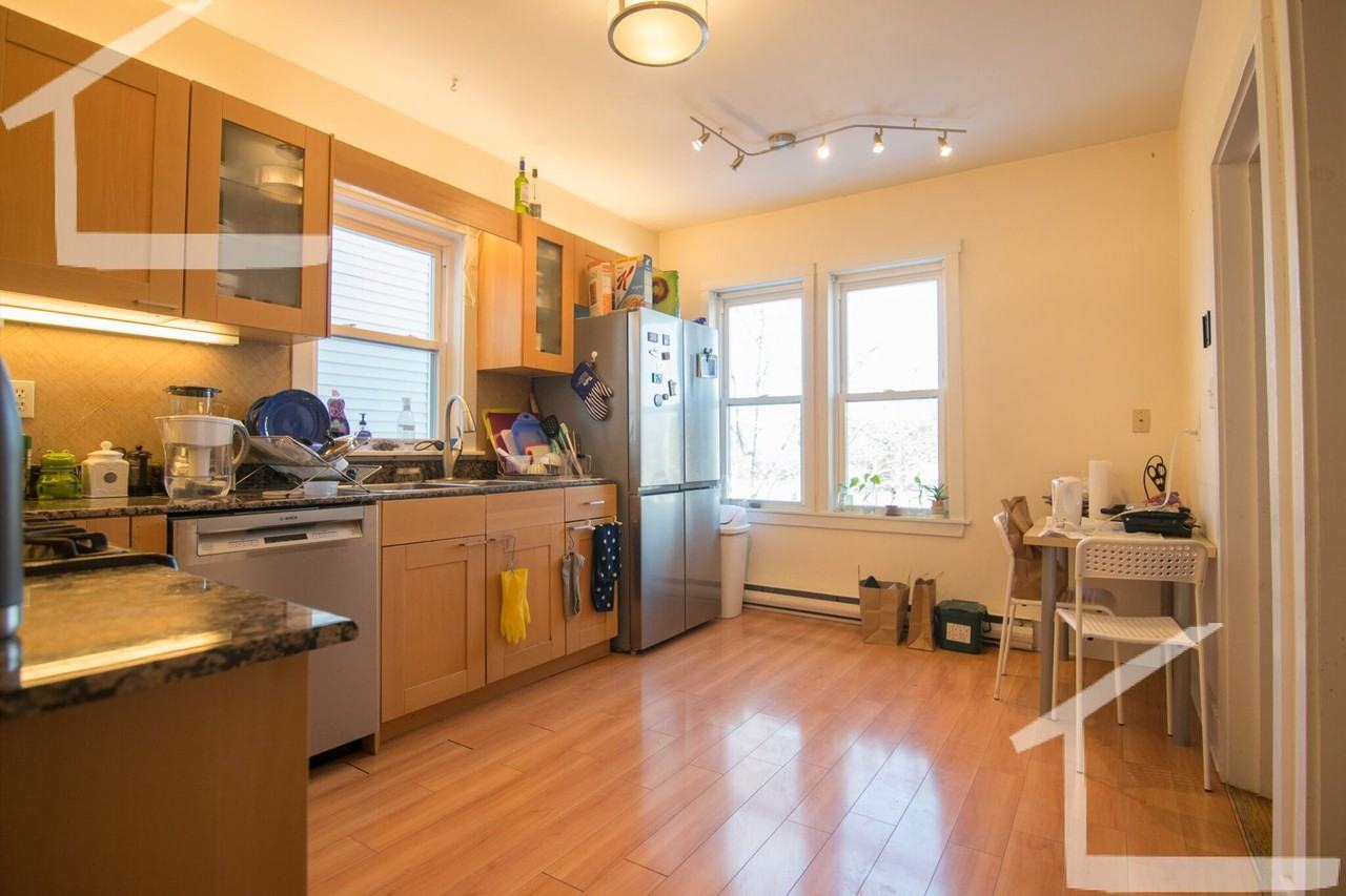 221 Harvard St - Photo 3 of 5