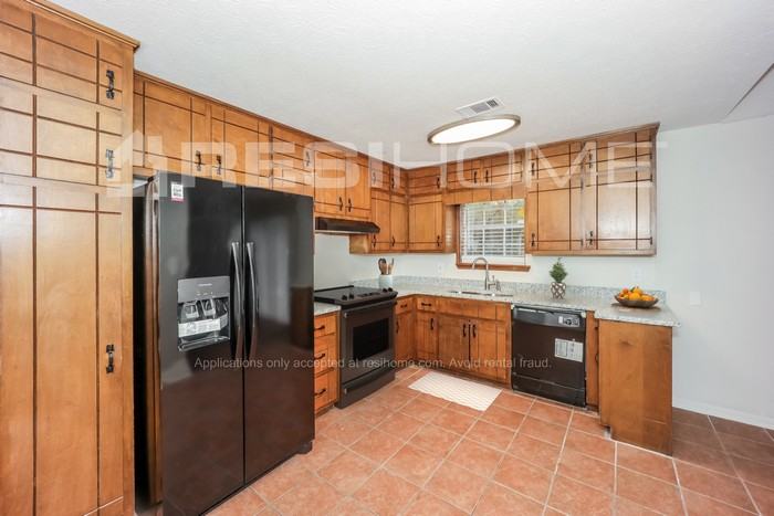 7870 Stanebrook Dr - Photo 3 of 18