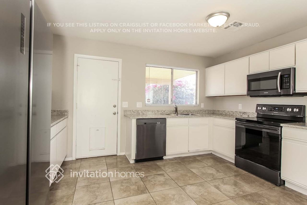 15937 W Elm St - Photo 5 of 16