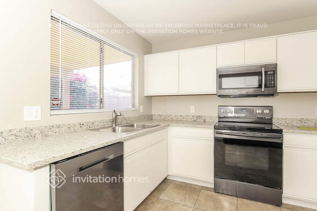 15937 W Elm St - Photo 6 of 16