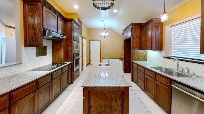 2612 Se 5th St - Photo 2 of 17