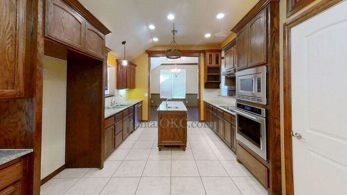 2612 Se 5th St - Photo 3 of 17