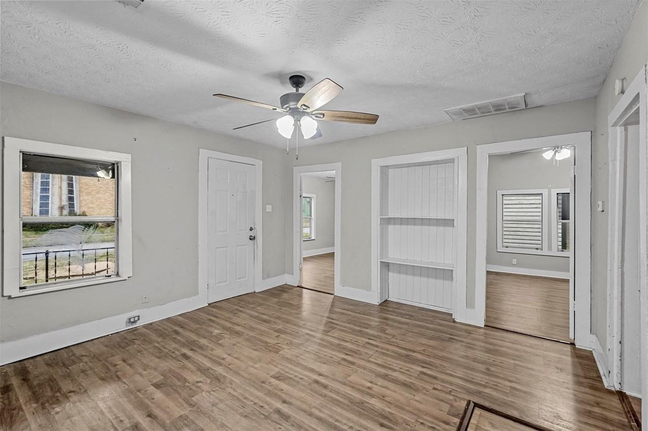 906 E Houston St #1 - Photo 2 of 22