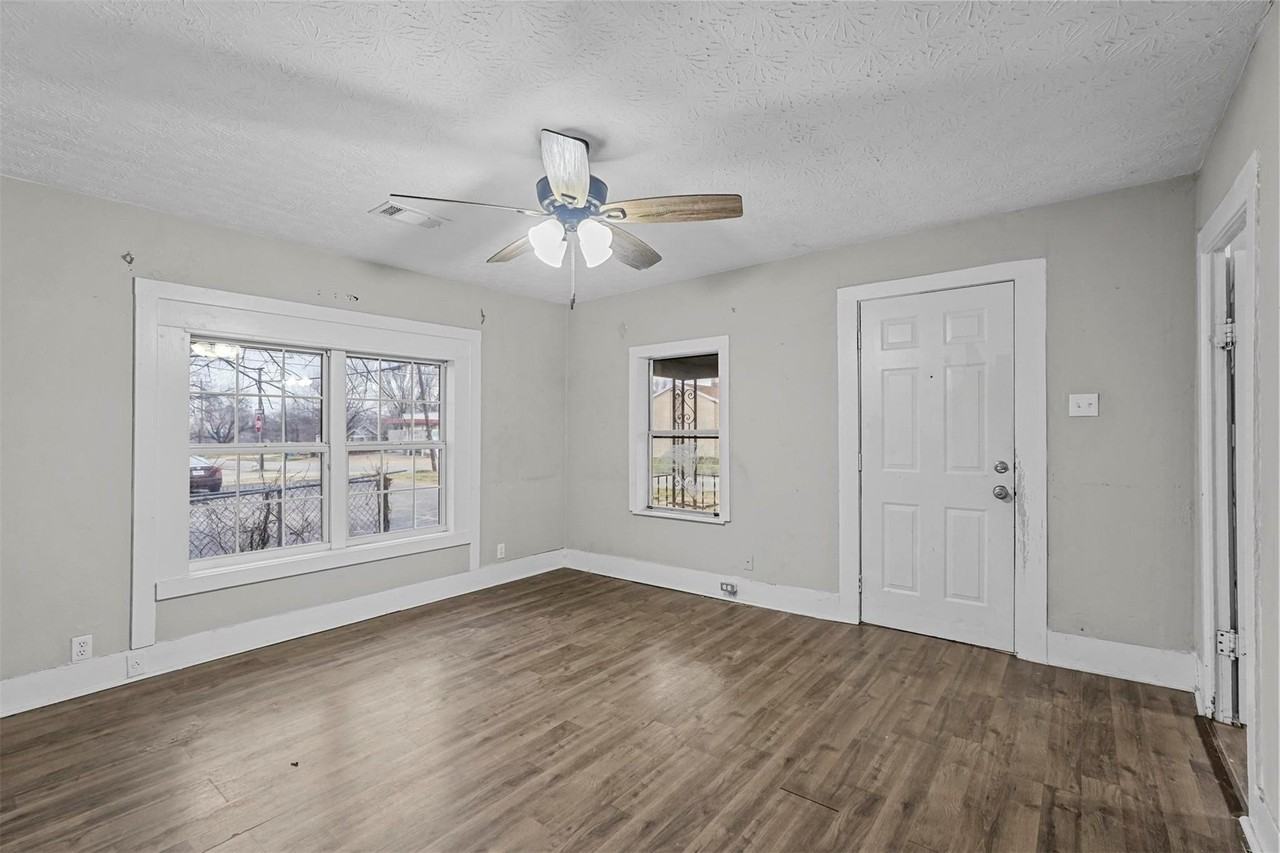 906 E Houston St #1 - Photo 3 of 22