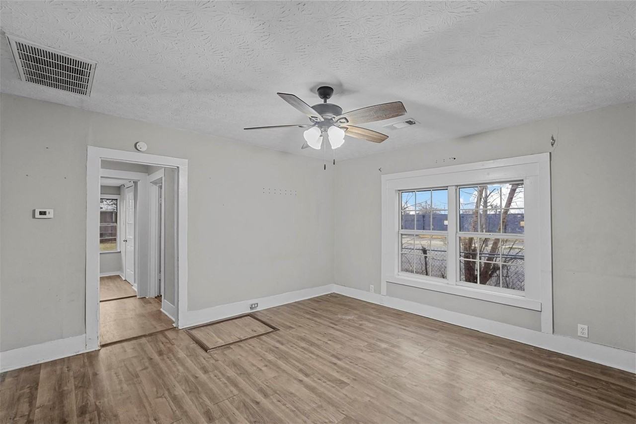 906 E Houston St #1 - Photo 4 of 22