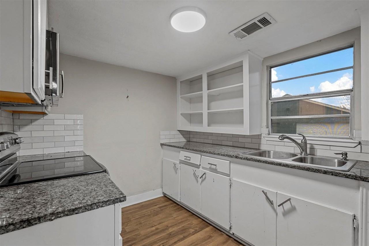 906 E Houston St #1 - Photo 5 of 22