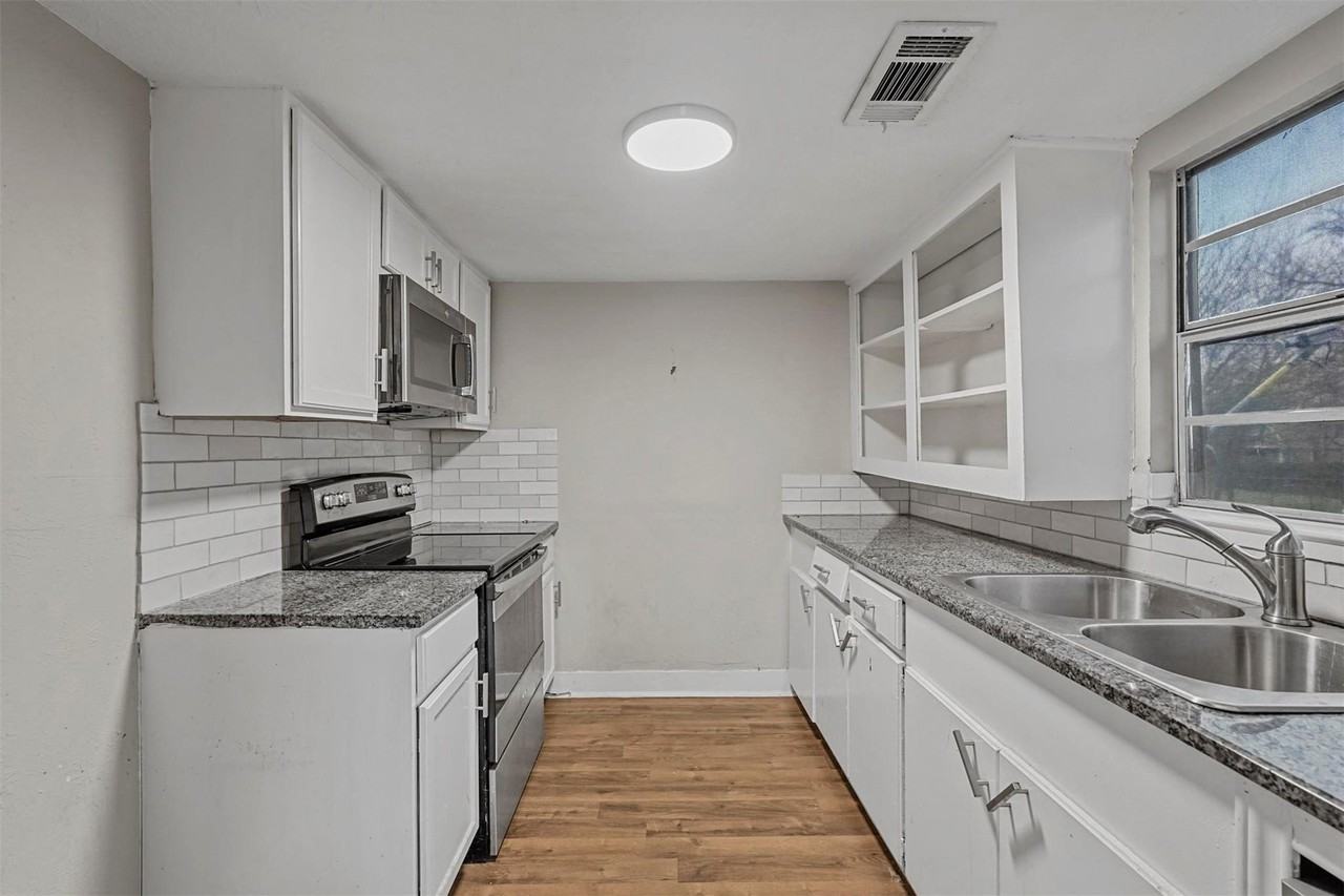 906 E Houston St #1 - Photo 6 of 22