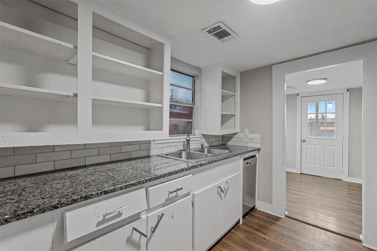 906 E Houston St #1 - Photo 7 of 22