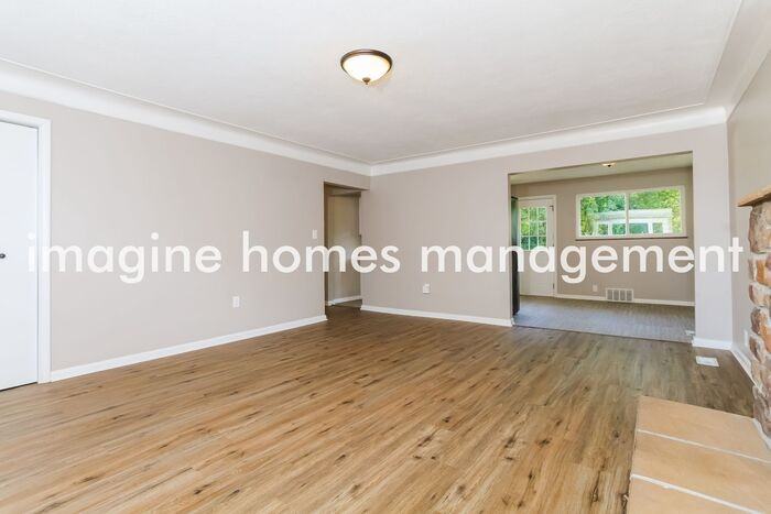 563 Grandin Ave - Photo 4 of 19