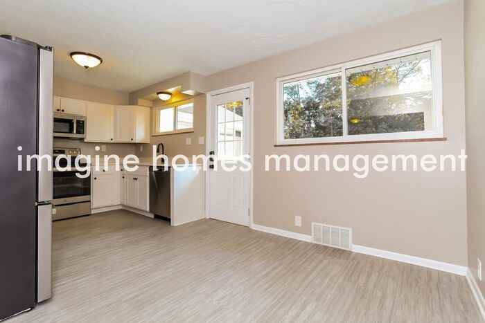 563 Grandin Ave - Photo 5 of 19