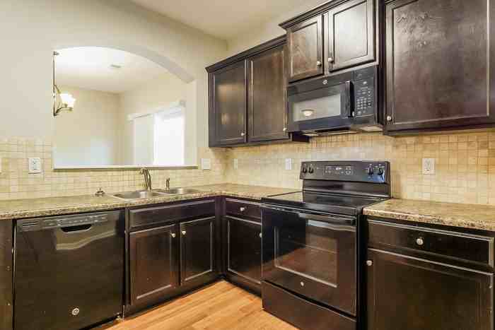 160 Greenwood Cir - Photo 7 of 12