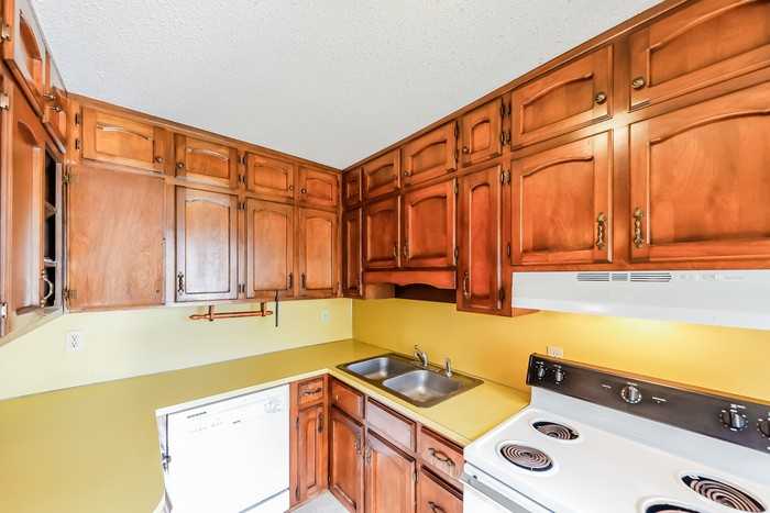 1025 Minor Dr - Photo 3 of 10