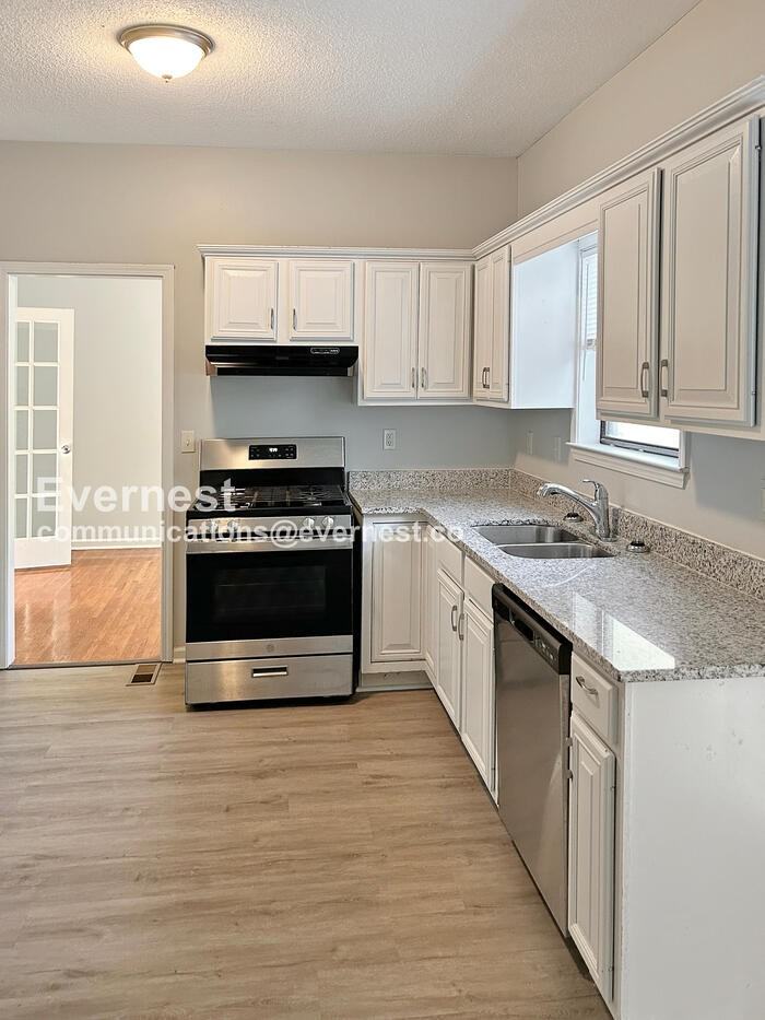 2904 Pine Tree St - Photo 2 of 17