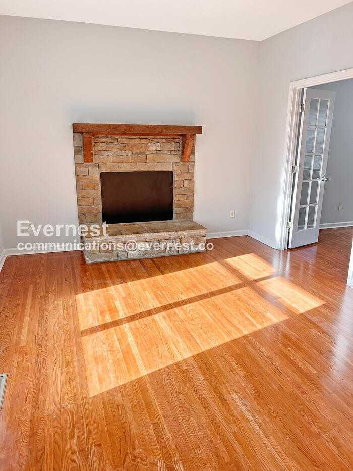 2904 Pine Tree St - Photo 4 of 17