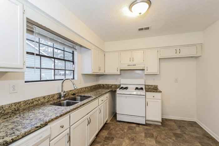 9370 Woodloop Ct - Photo 7 of 15