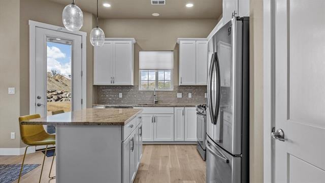 1870 Wellington Ave - Photo 4 of 12