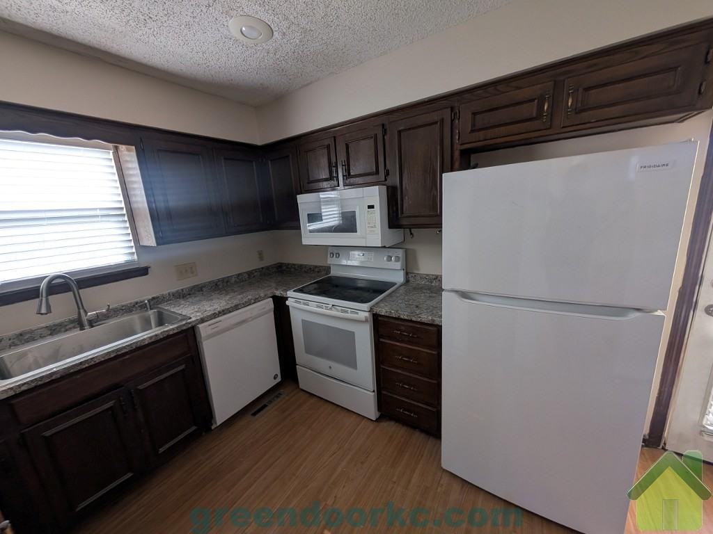 849 S Lindenwood Dr #849 - Photo 2 of 11