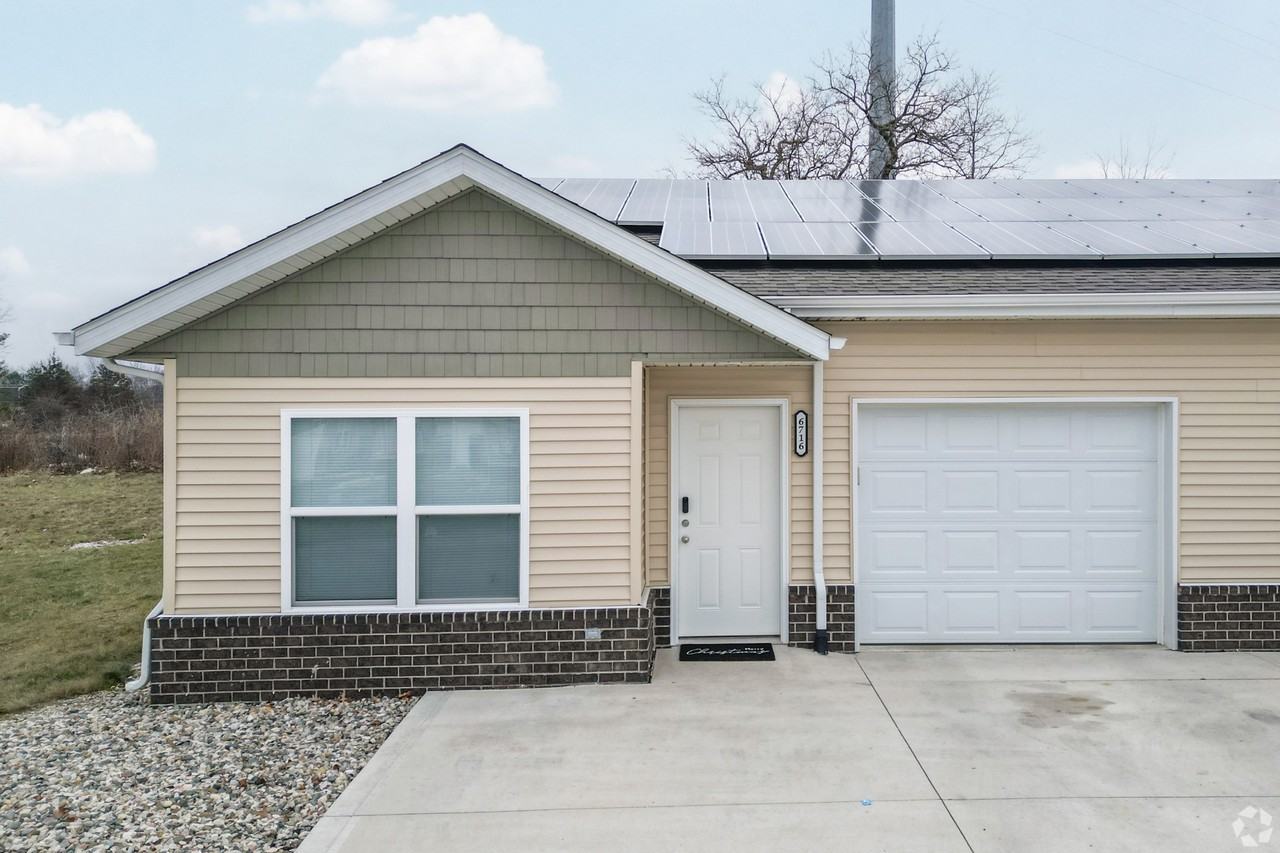 6737 Solid Rock Dr #6737 - Photo 2 of 34