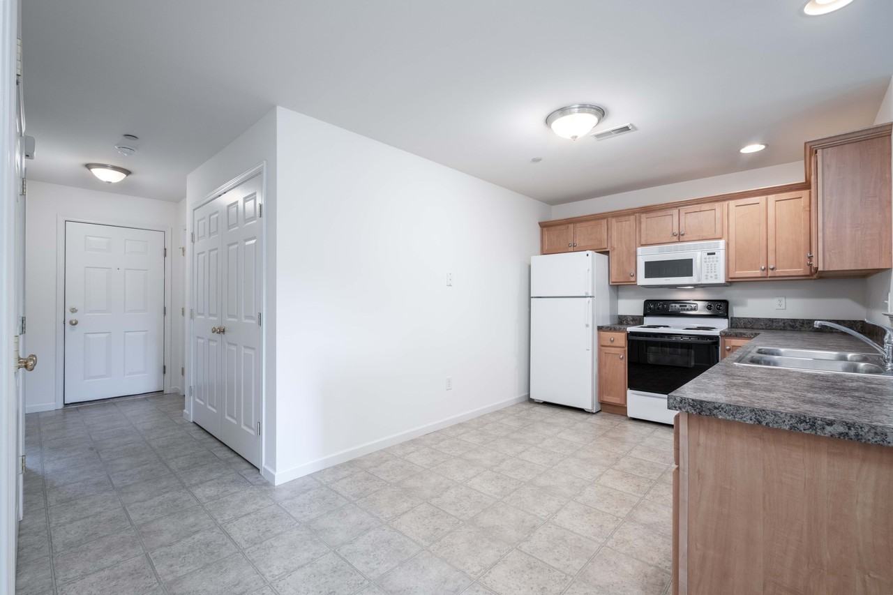 158 Hampden Dr - Photo 2 of 12