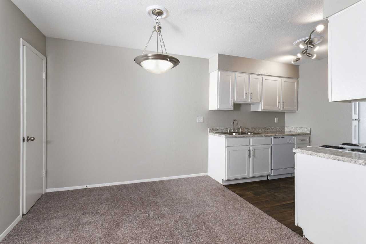 Valley Station Apartment Homes - Photo 5 of 34