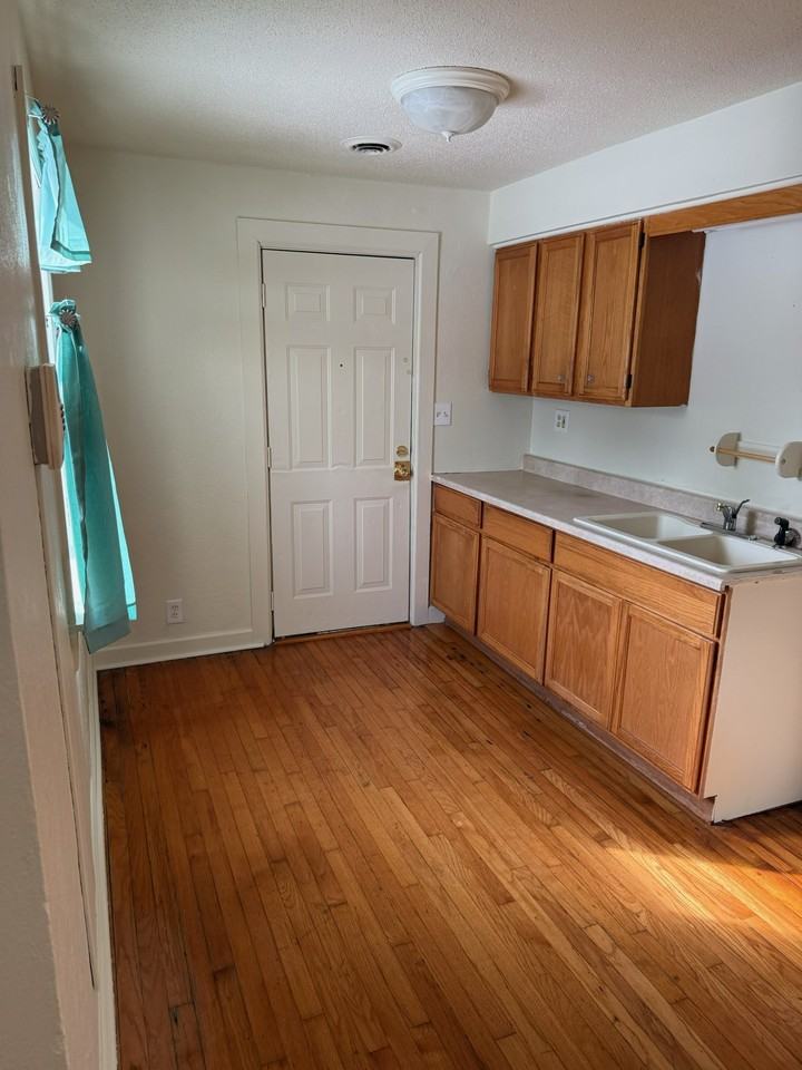 912 Leland St #1 - Photo 4 of 9