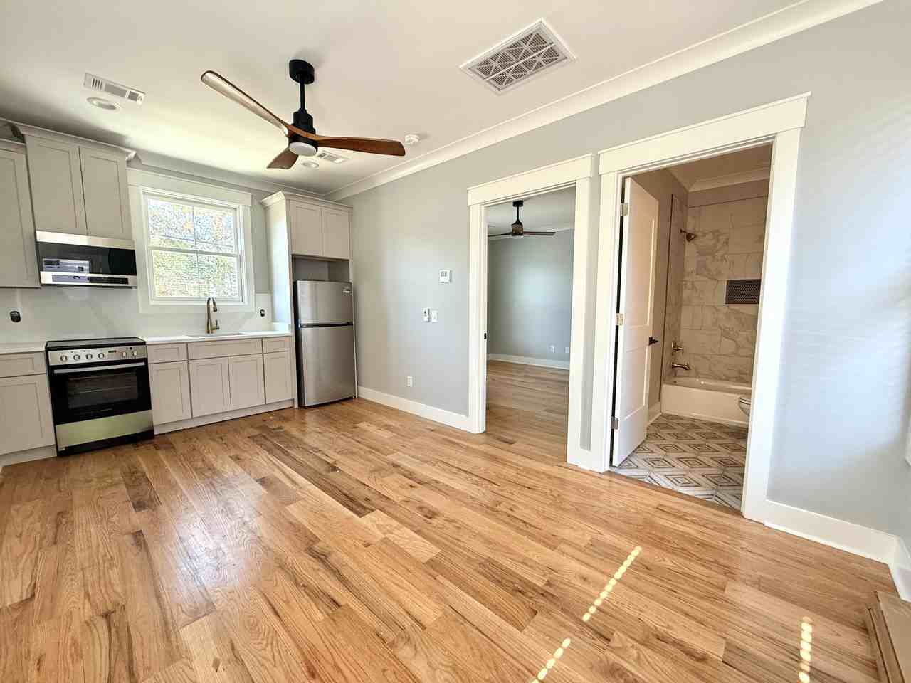 2305 Whitaker St #C - Photo 3 of 9