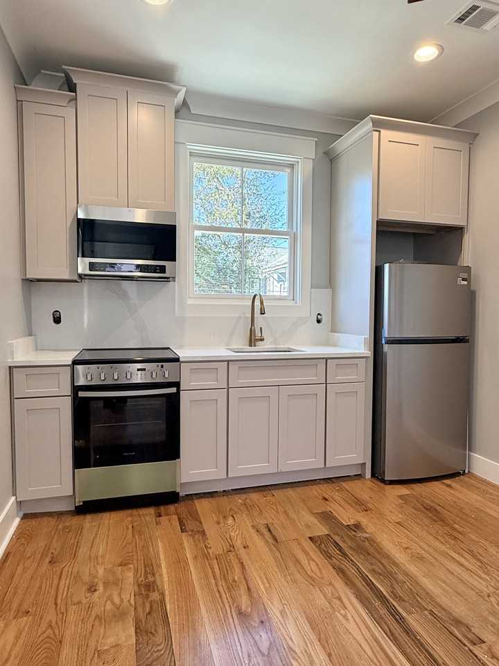 2305 Whitaker St #C - Photo 4 of 9