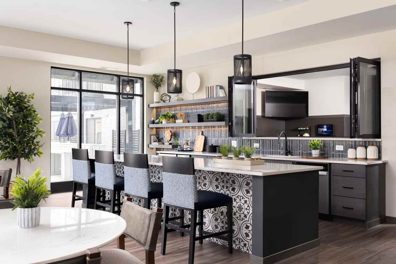 Noble - Photo 7 of 50