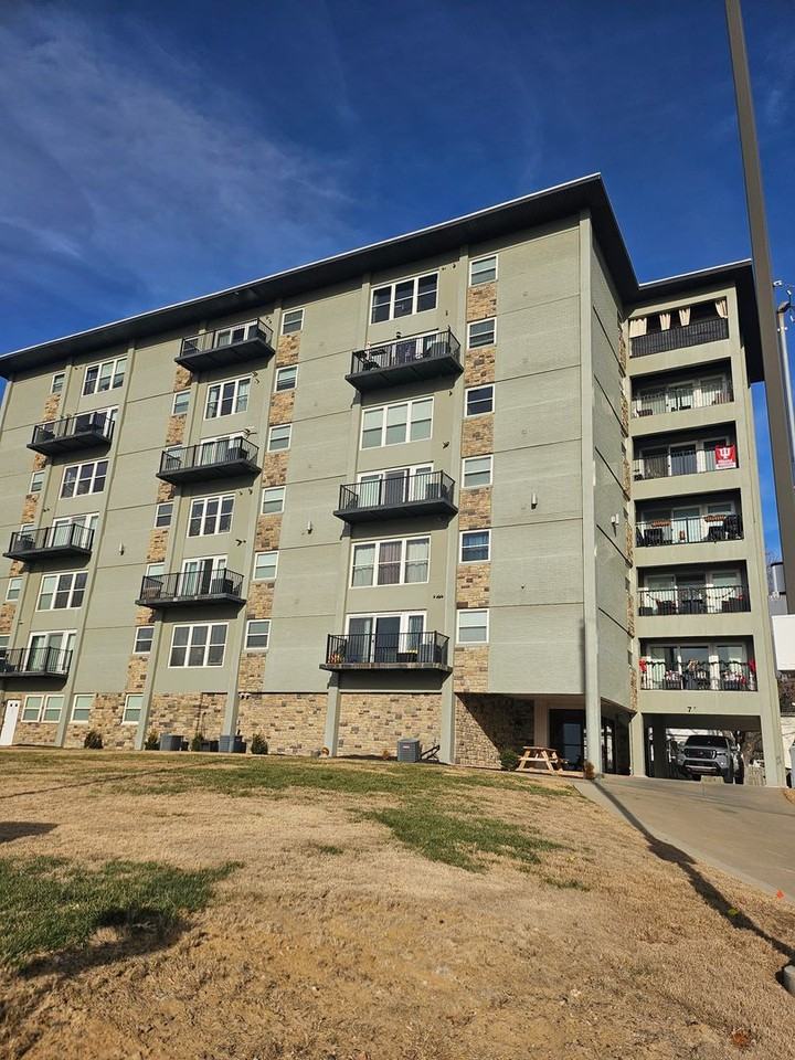 Sunset Tower - Photo 2 of 33