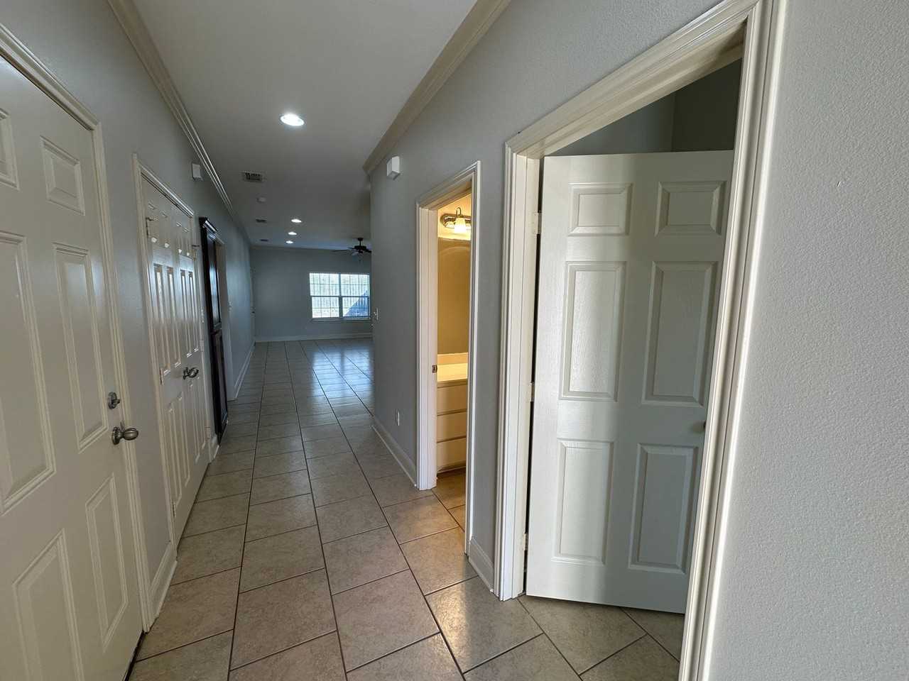 4046 Mobley Cir - Photo 4 of 18