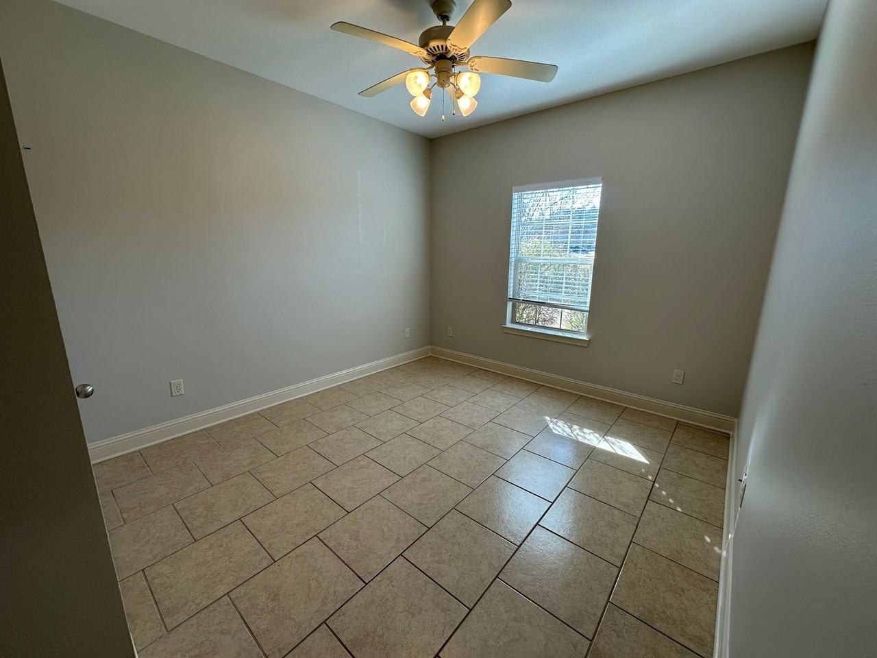 4046 Mobley Cir - Photo 5 of 18