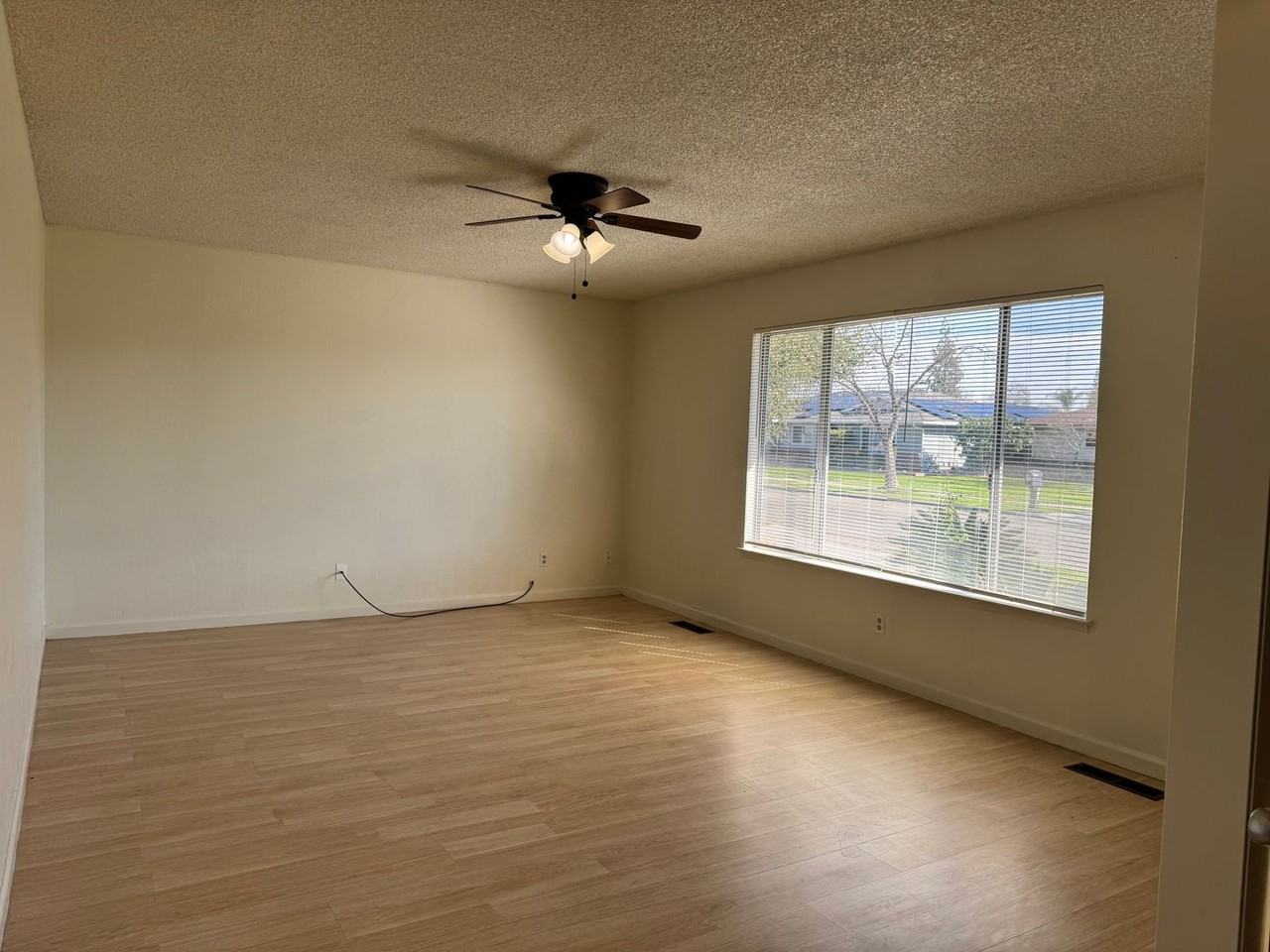 6893 N Rowell Ave - Photo 2 of 33