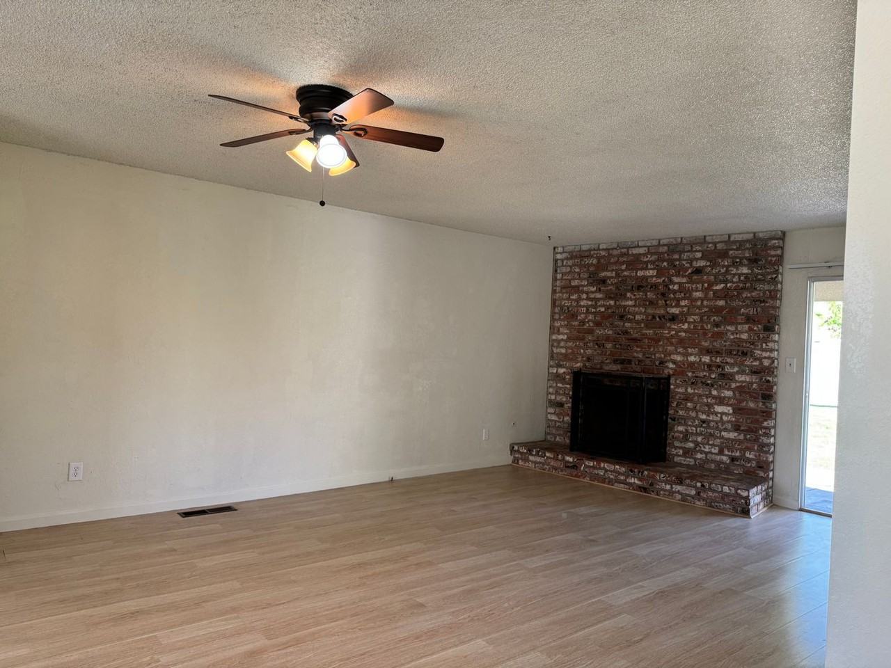 6893 N Rowell Ave - Photo 3 of 33