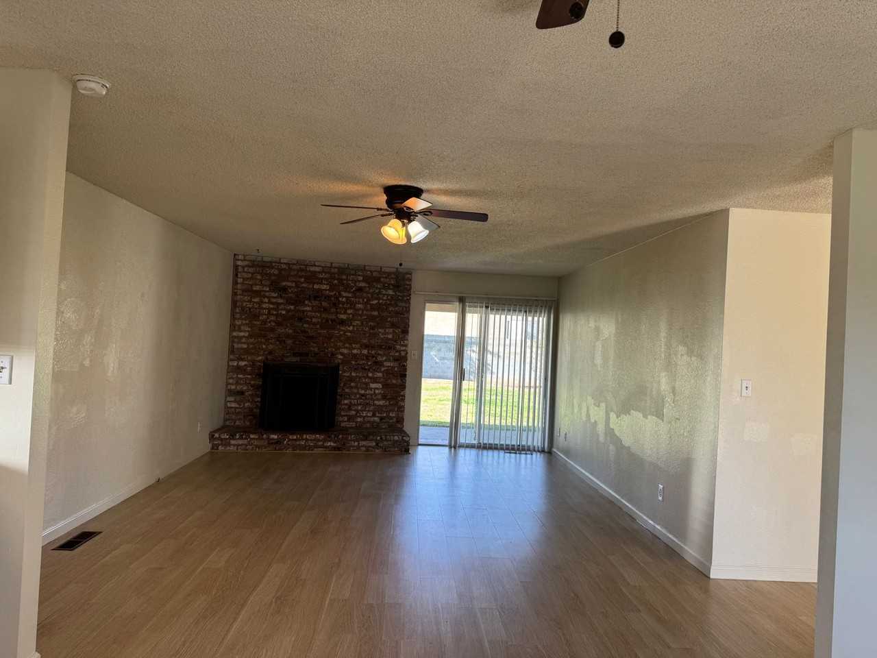 6893 N Rowell Ave - Photo 4 of 33