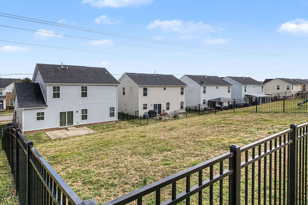 408 Heroit Dr - Photo 3 of 34