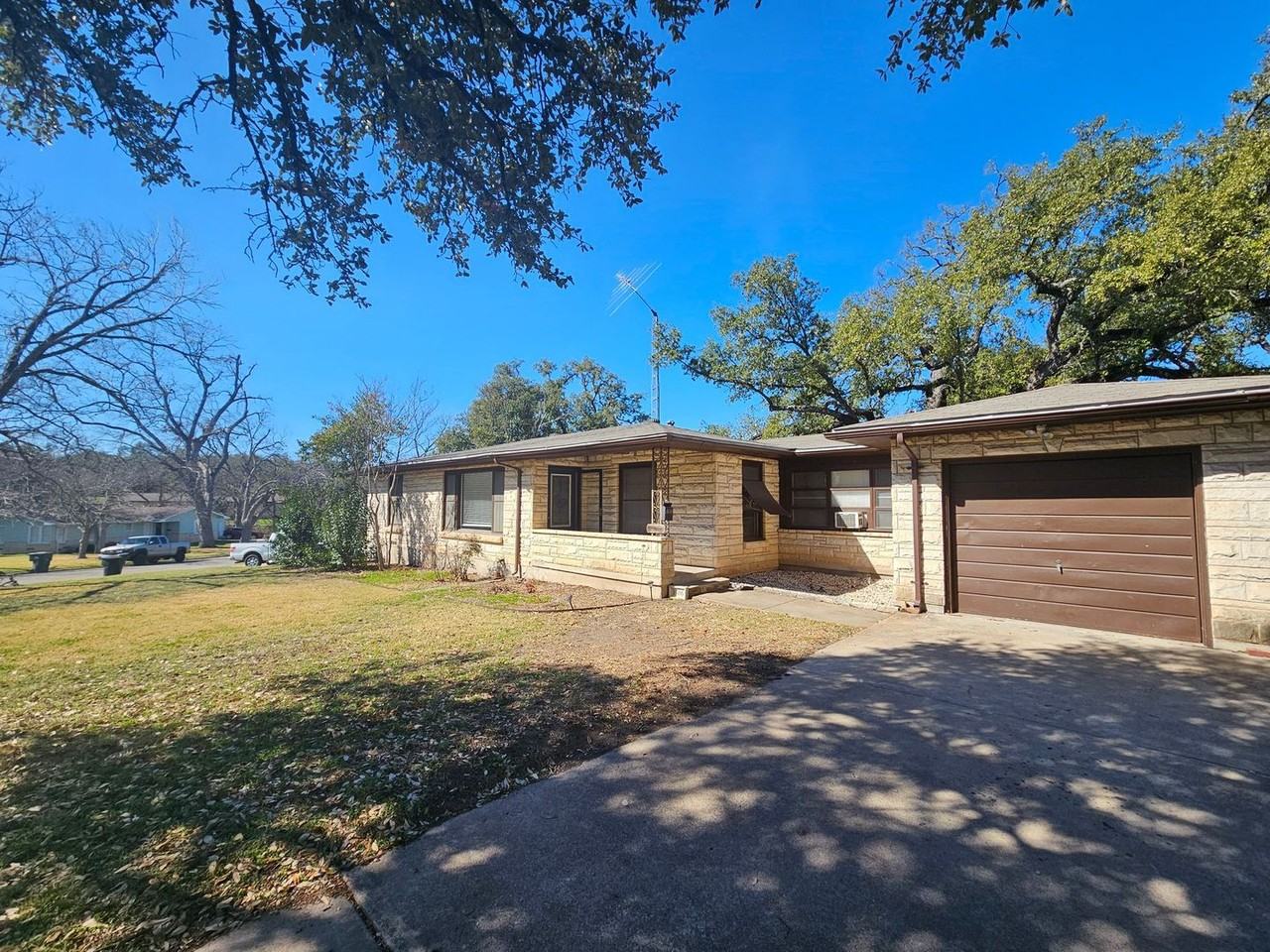 1506 Live Oak Dr - Photo 2 of 20