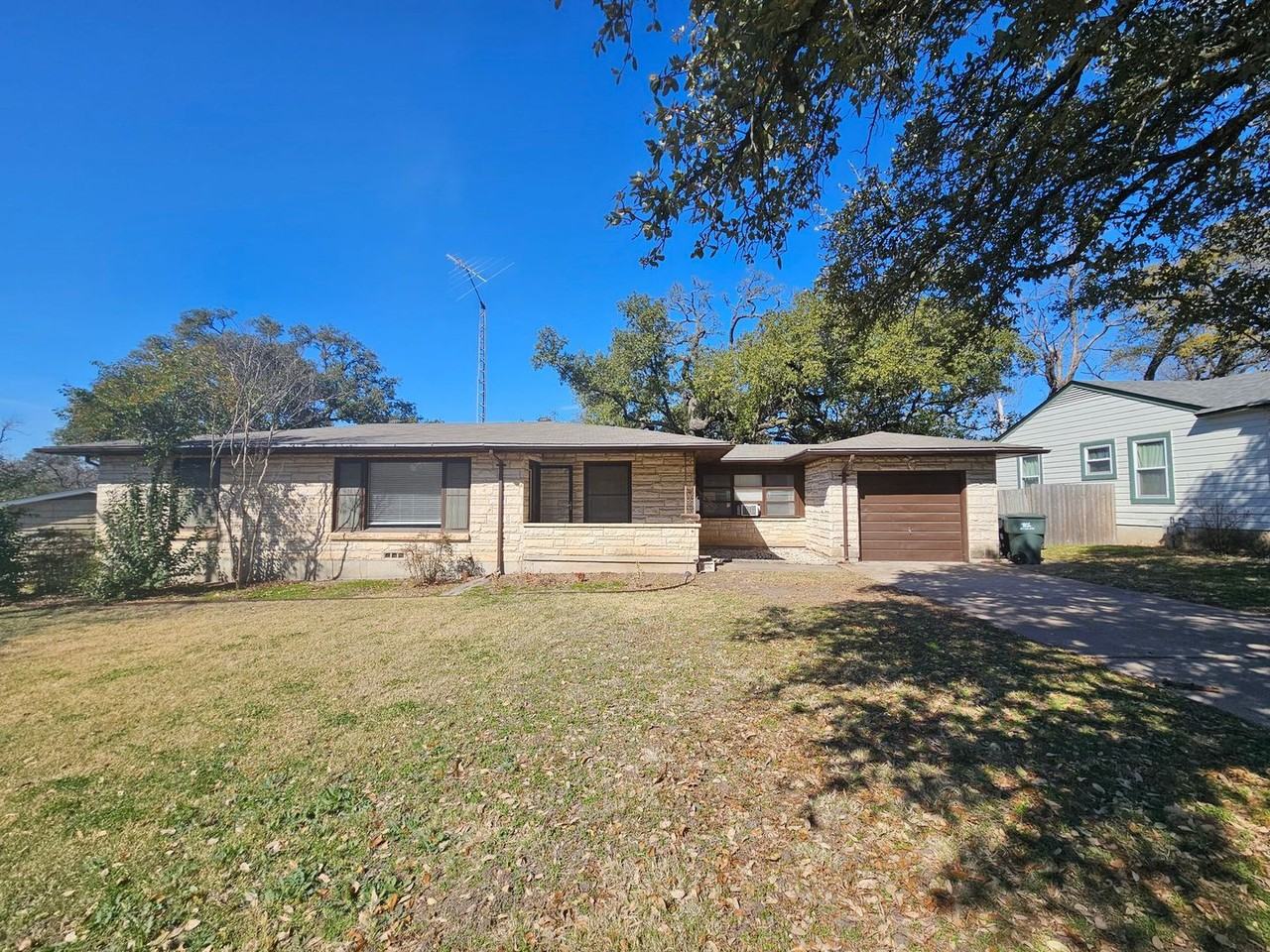 1506 Live Oak Dr - Photo 3 of 20