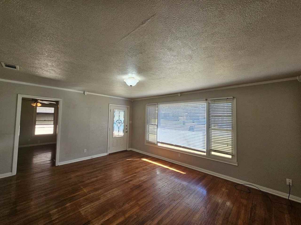 1506 Live Oak Dr - Photo 4 of 20