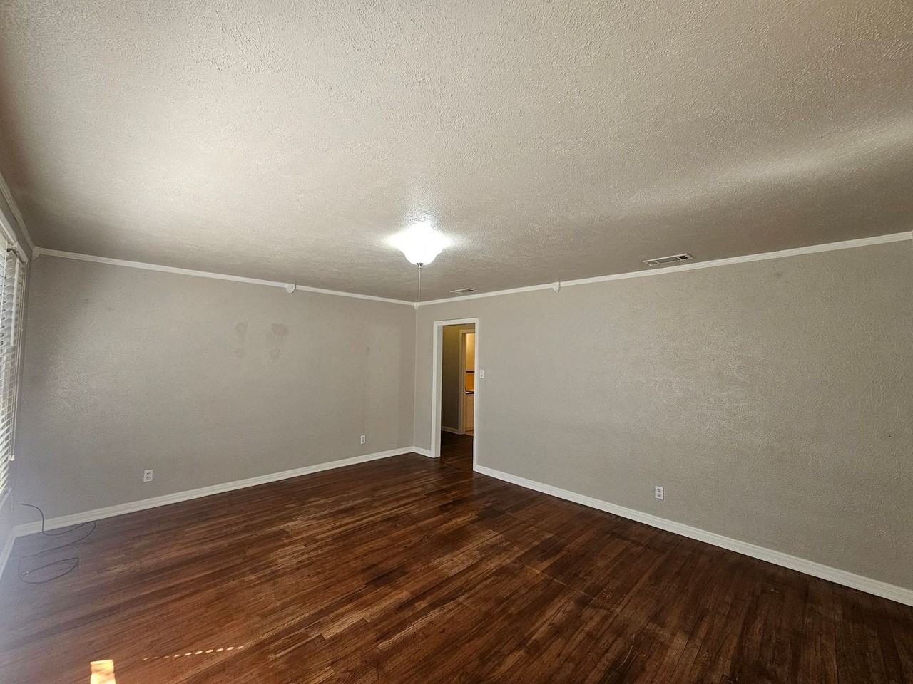 1506 Live Oak Dr - Photo 5 of 20