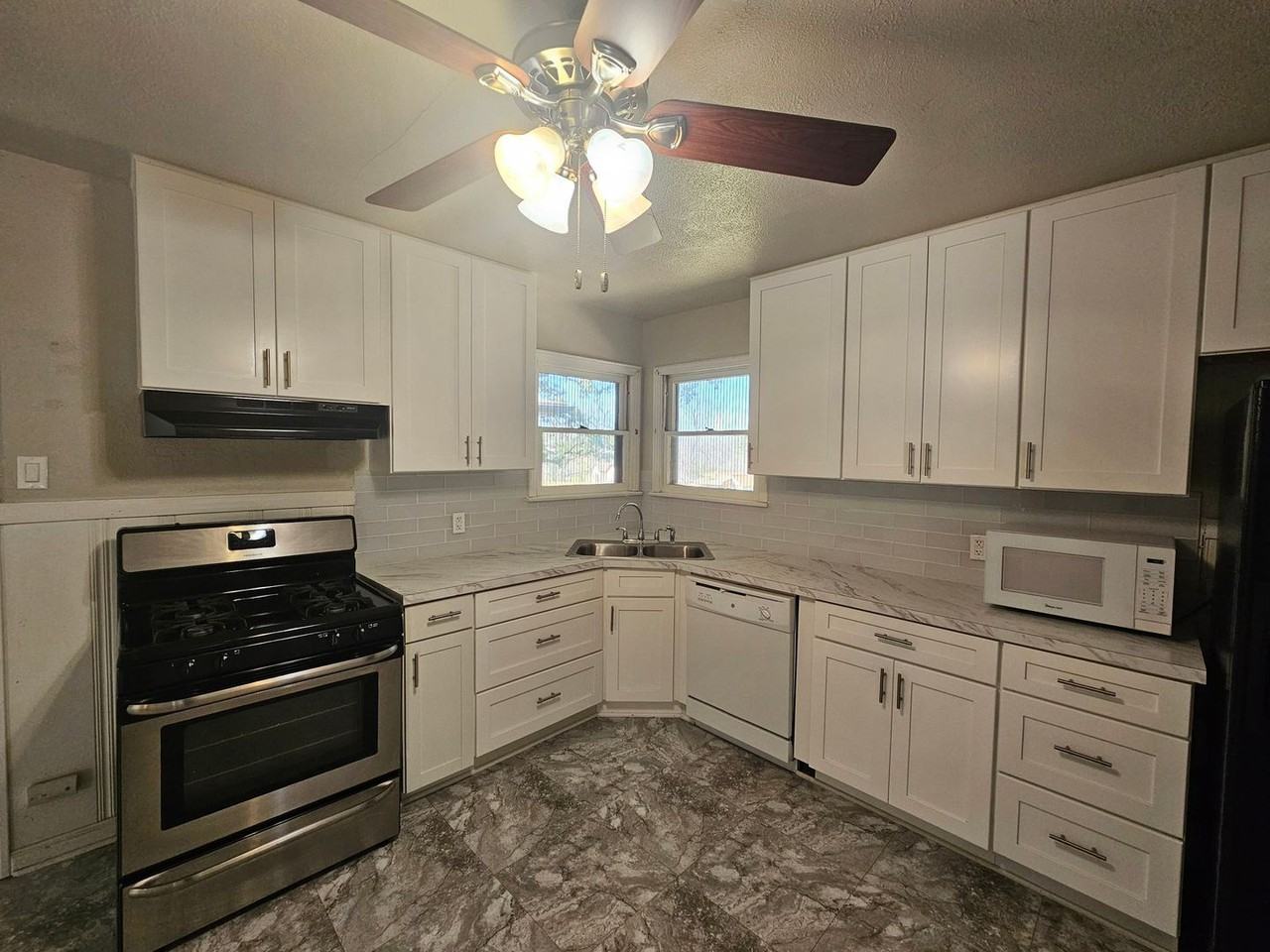 1506 Live Oak Dr - Photo 6 of 20