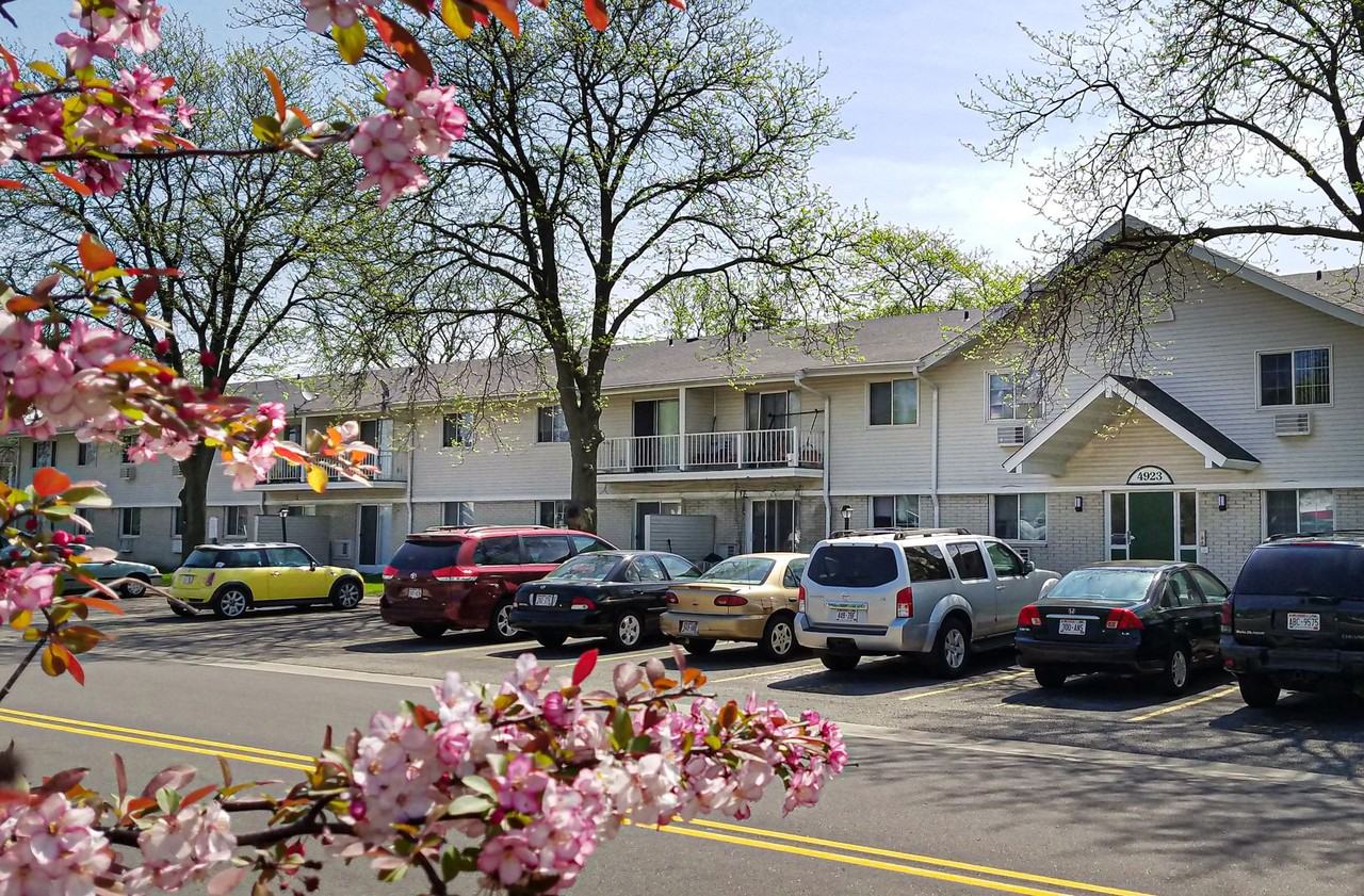 NAKOMA HEIGHTS APARTMENT HOMES - Photo 3 of 6