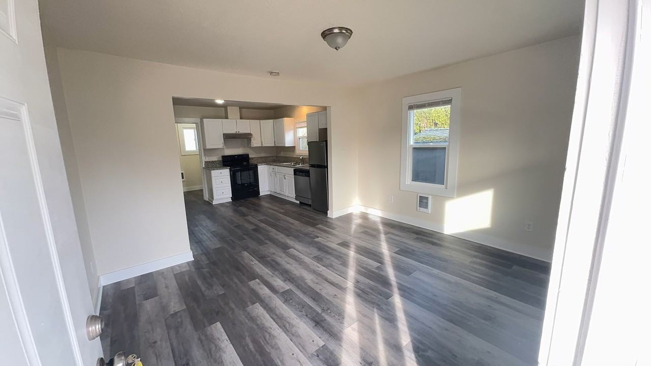 1925 Broadway St Ne - Photo 4 of 9