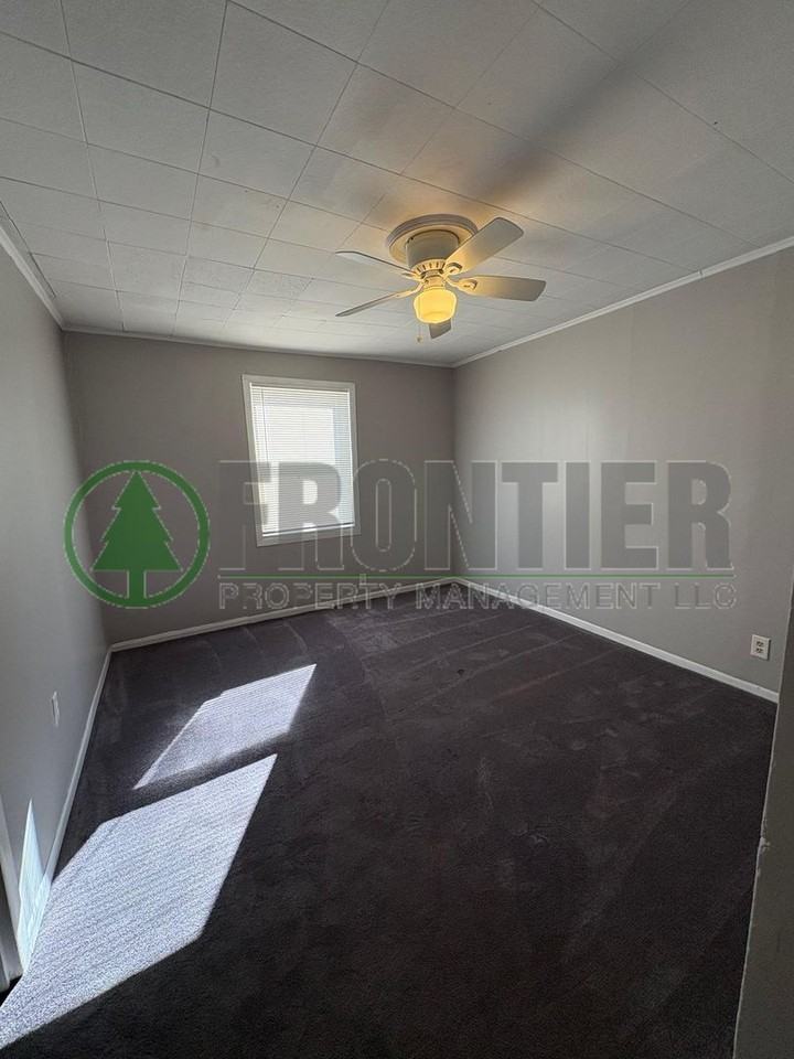 491 Adrian Dr - Photo 7 of 19