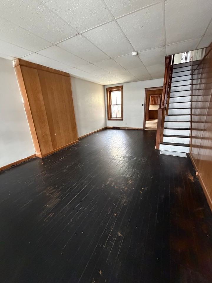 555 N Plum St - Photo 3 of 19