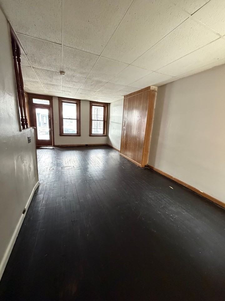 555 N Plum St - Photo 4 of 19