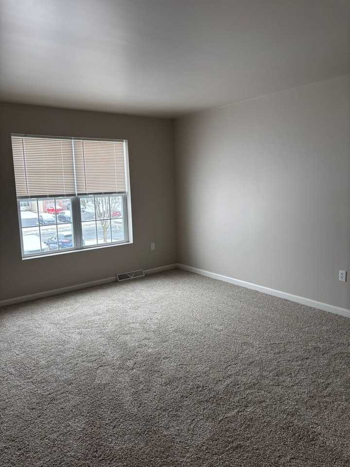 2149 Penn St - Photo 7 of 11