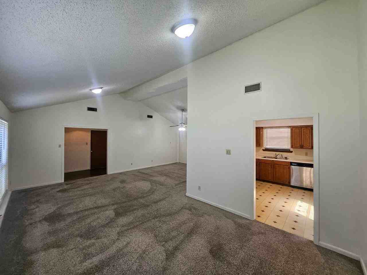 109 Franklin St - Photo 4 of 19