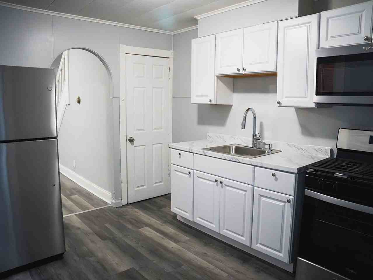 917 N College St - Photo 2 of 9