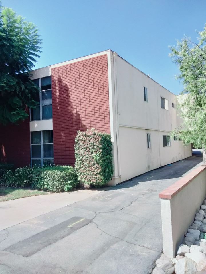 STUNNING APARTMENT IN A GREAT LOCATION! - Photo 5 of 12