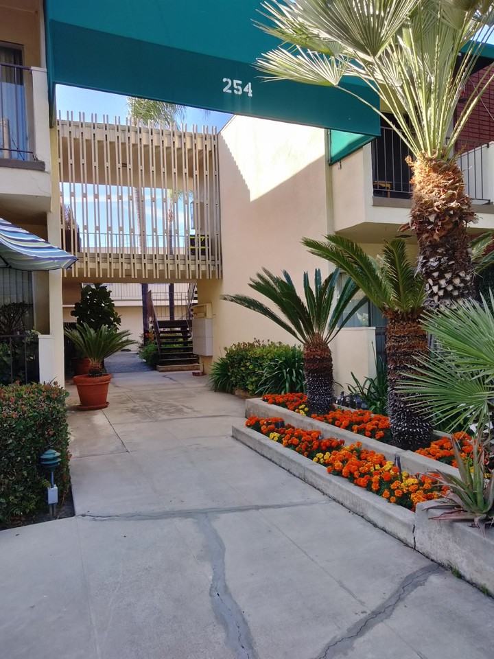 STUNNING APARTMENT IN A GREAT LOCATION! - Photo 6 of 12